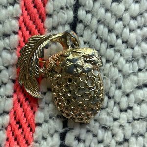 Sweet acorn brooch